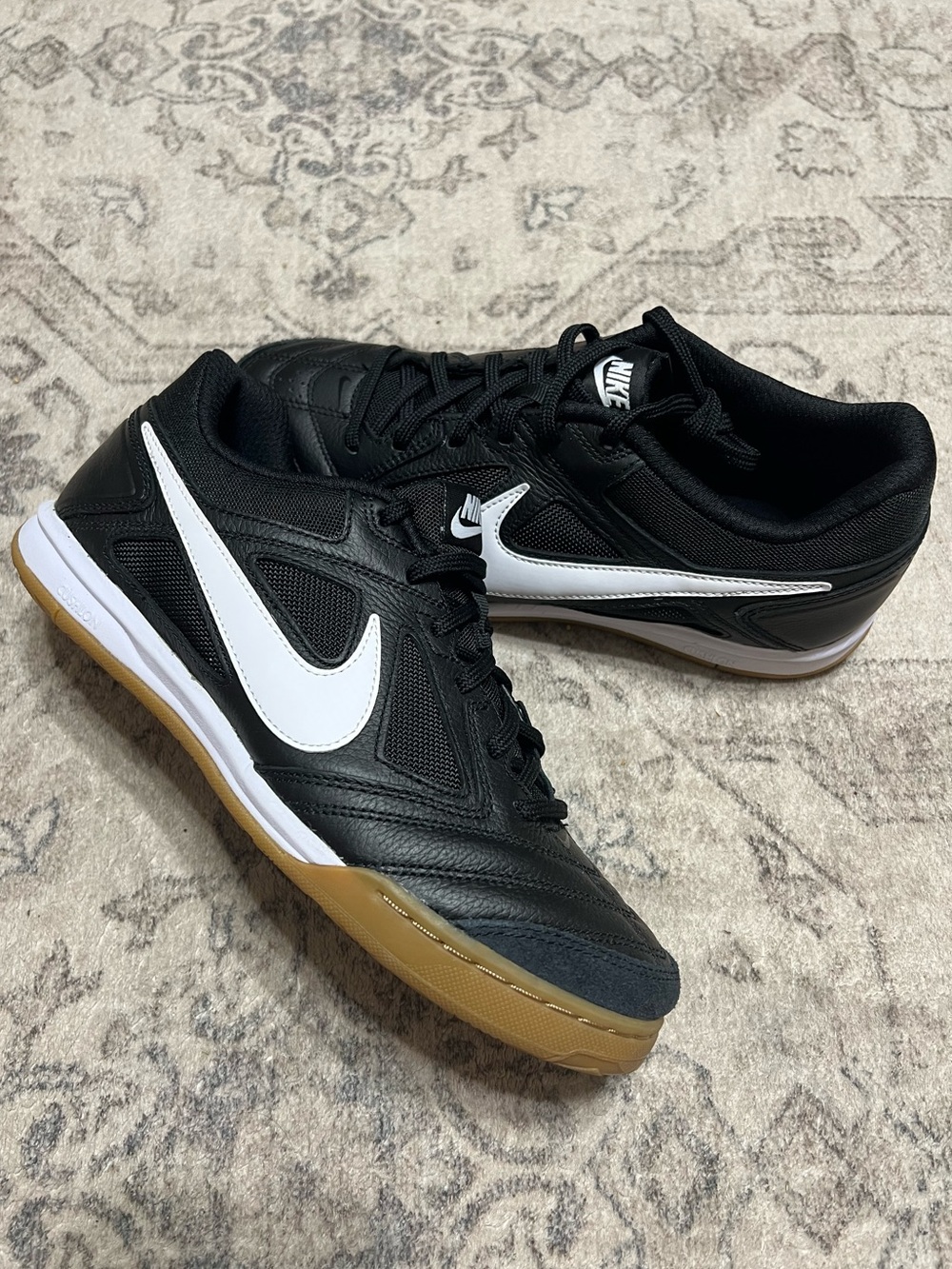 Nike Gato Shoes Men’s 8.5/ Women’s 10